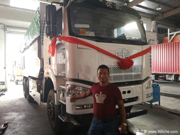 恭喜杜总喜提2台解放垃圾运输车