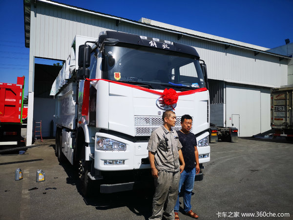 恭喜杜总喜提2台解放垃圾运输车