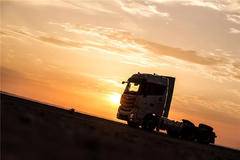 欧曼真英豪，方能征大漠