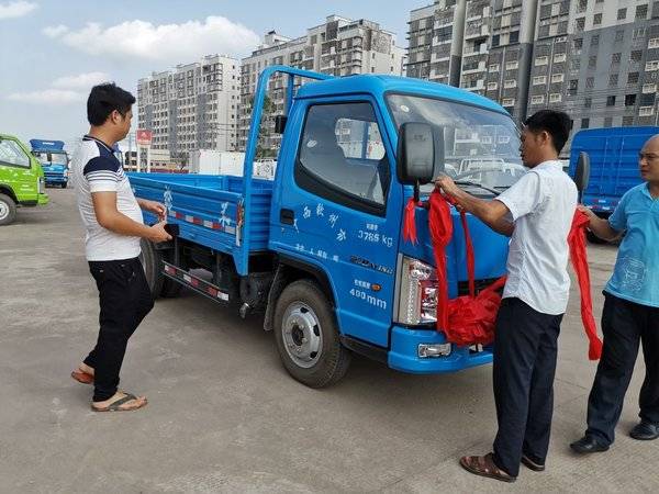 现场交车1台 钦州荣兴汽贸解放霸铃交付
