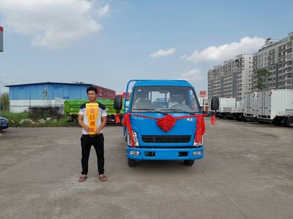 现场交车1台 钦州荣兴汽贸解放霸铃交付