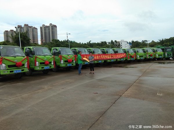 保卫蓝天 一汽红塔智能渣土车交车15台 