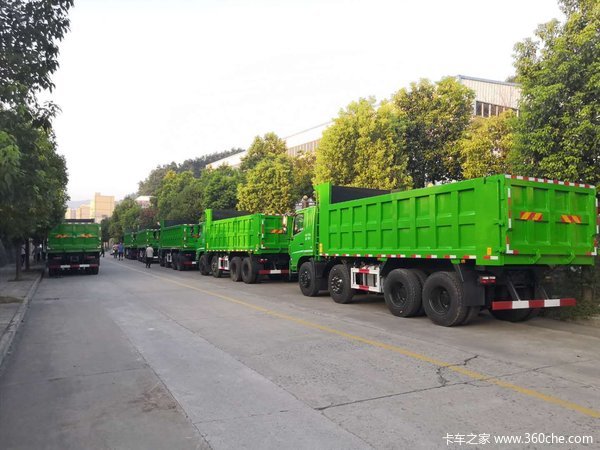 现场交车35台 华神自卸车交付河南客户