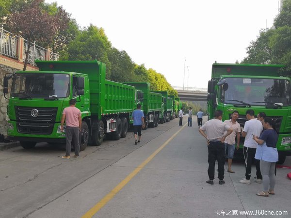 现场交车35台 华神自卸车交付河南客户