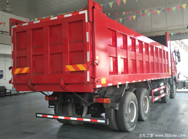 乘龙H7 8*4自卸车8米车厢新车到店