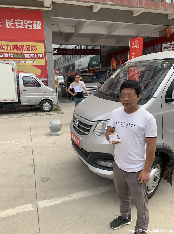 感谢张老板囍提跨越王X3仓栅车一台！祝张老板生意兴隆，财源滚滚！