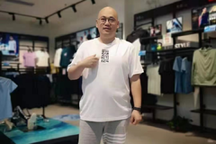 标题一：烩面加油！奥铃轻卡与你同在，记录“大裤衩总裁”李杰的一天