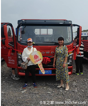 恭喜新客户在卖场做一比较后选择了重汽HOWO轻卡 喜提统帅载货车