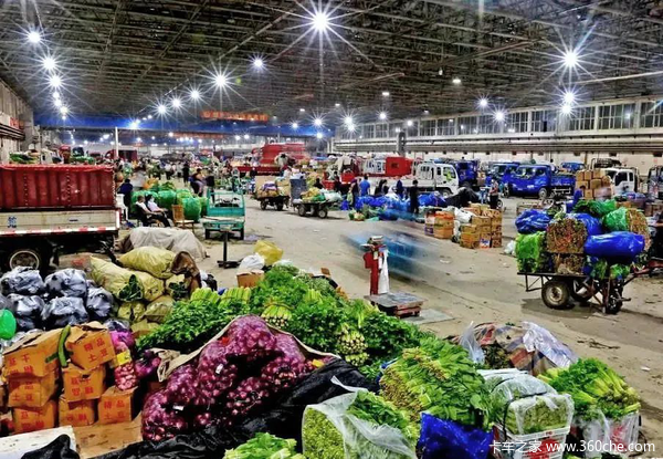穿行在凌晨四五点的蔬菜批发市场我向运输人讨来了生意经