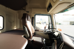 豪华尊享，焕新升级：乘龙H7 Pro大单桥助力从容应战物流旺季