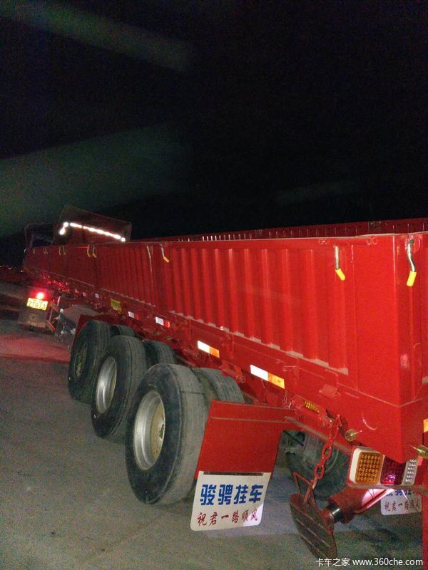 山东骏骋标车侧翻自卸半挂车图片