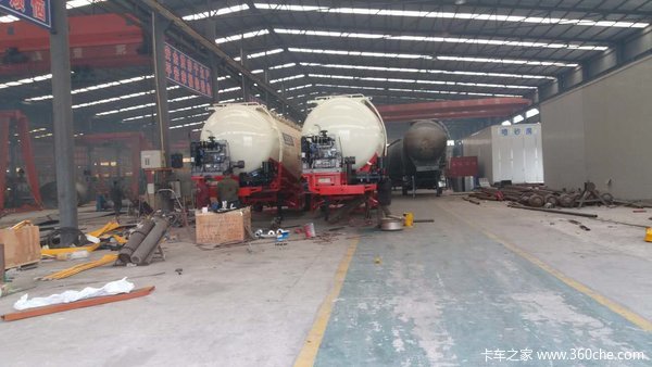 全国可做分期，正规银行放款。粉粒物料运输半挂车图片