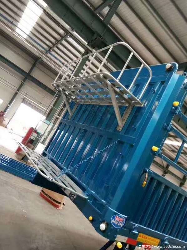 13米平直高栏仓栅式半挂车图片