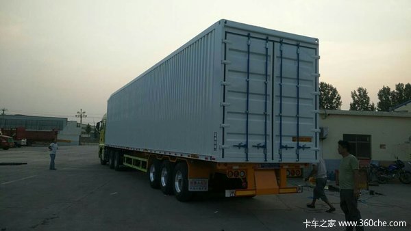 山东骏通辰陆轻量化厢式集装箱半挂车集装箱式半挂车图片