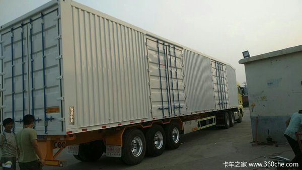 山东骏通辰陆轻量化厢式集装箱半挂车集装箱式半挂车图片