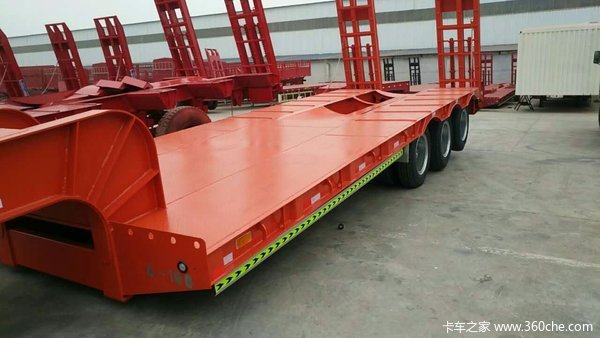 山东骏通辰陆轻量化重型钩机板低平板半挂车图片