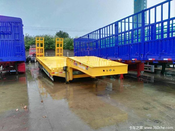 山东骏通辰陆轻量化重型钩机板低平板半挂车图片