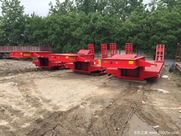 山东骏通辰陆轻量化重型钩机板低平板半挂车图片