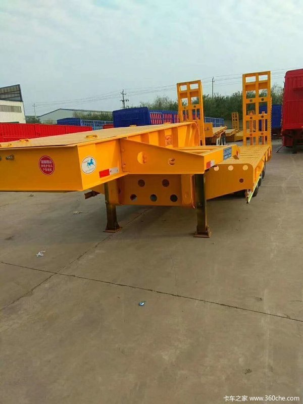 钩机板运输半挂车低平板半挂车图片