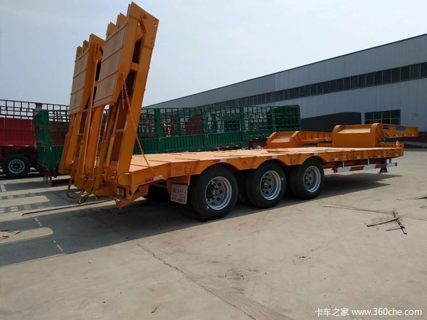 钩机板运输半挂车低平板半挂车图片