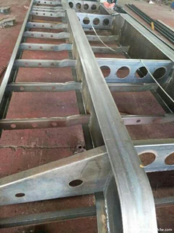 承载力强，专业设计拉钢筋鹅卵石废铁散货专用栏板式半挂车图片