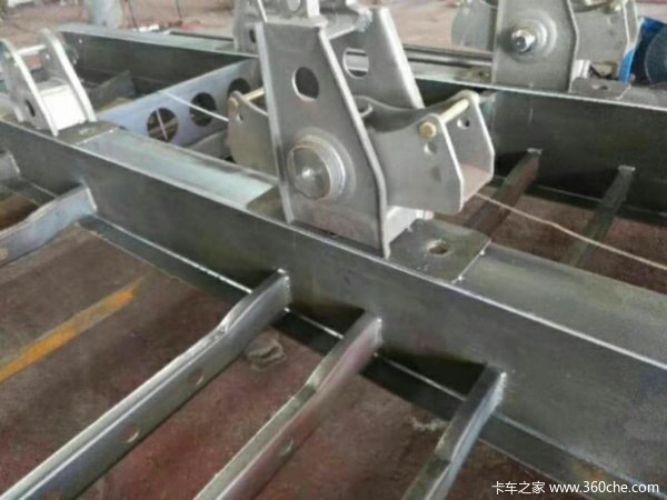 承载力强，专业设计拉钢筋鹅卵石废铁散货专用栏板式半挂车图片