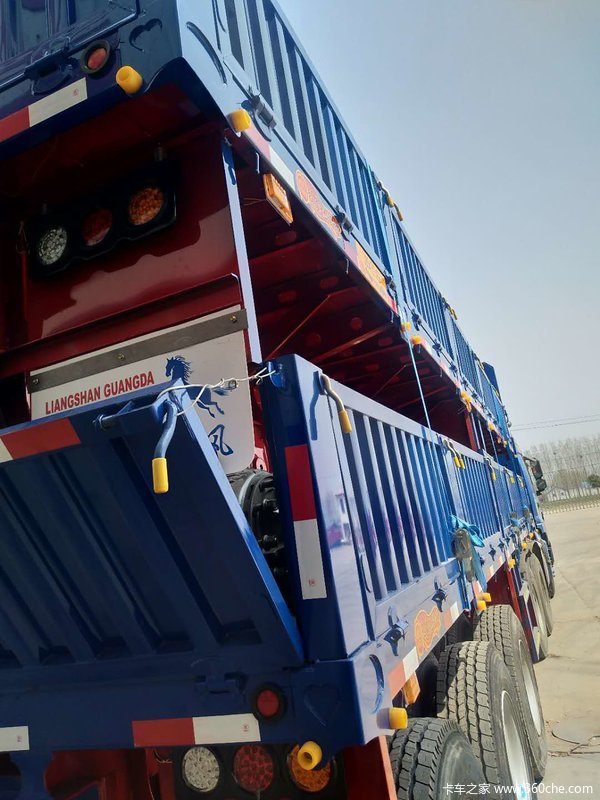 60标箱整车栏板式半挂车图片