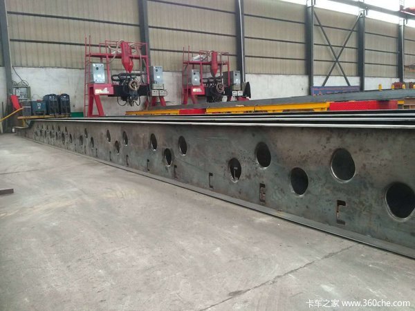 超轻体花篮自重不到5.5吨，包拉55吨。仓栅式半挂车图片