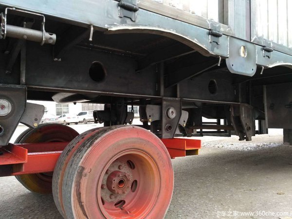 超轻体花篮自重不到5.5吨，包拉55吨。仓栅式半挂车图片