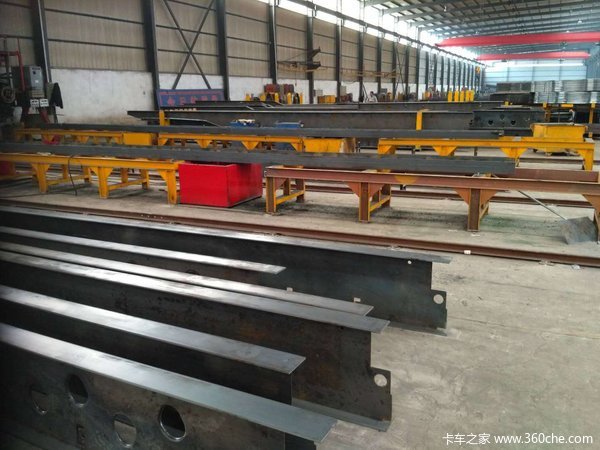 超轻体花篮自重不到5.5吨，包拉55吨。仓栅式半挂车图片