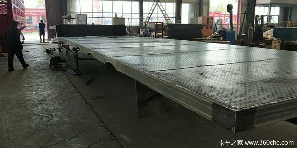 13.75低平板，自重6.7吨可拉360钩机低平板半挂车图片