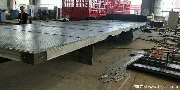 13.75低平板，自重6.7吨可拉360钩机低平板半挂车图片