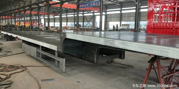 13.75低平板，自重6.7吨可拉360钩机低平板半挂车图片