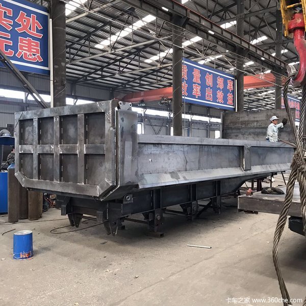 平板自卸半挂车，平板后翻，U型一体式后翻。自卸半挂车图片