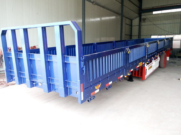 13X2.55X0.6米超轻型标准半挂车，自重5.3吨保啦45吨栏板式半挂车图片