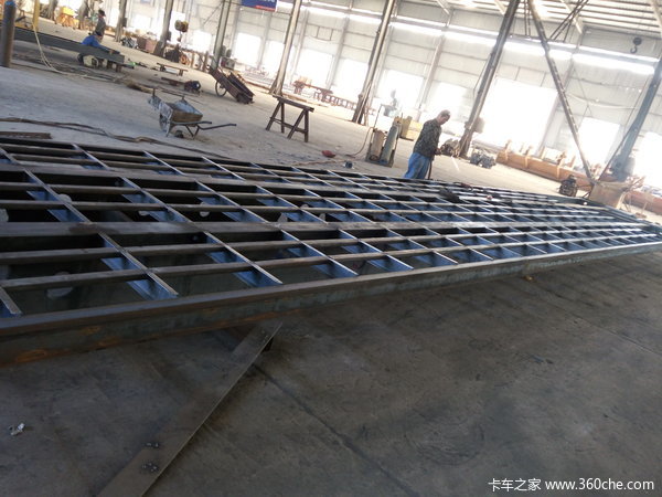 13X2.55X0.6米超轻型标准半挂车，自重5.3吨保啦45吨栏板式半挂车图片