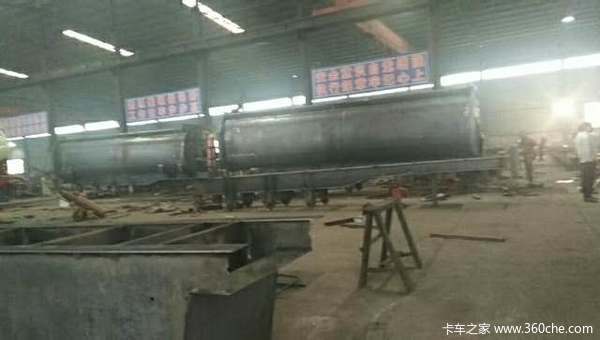 罐式后翻自卸车罐式半挂车图片