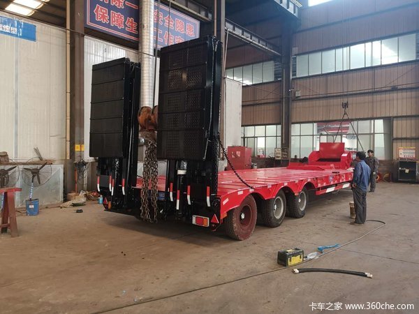 低平板，工程专用车低平板半挂车图片