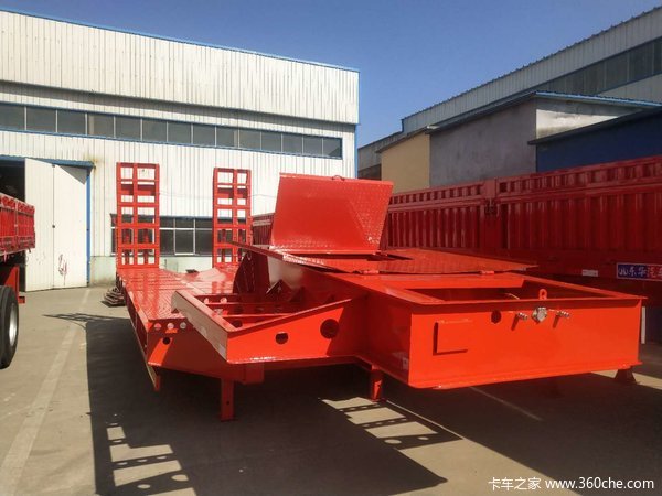 专业定做勾机板，低平板半挂车图片