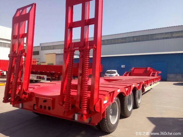专业定做勾机板，低平板半挂车图片