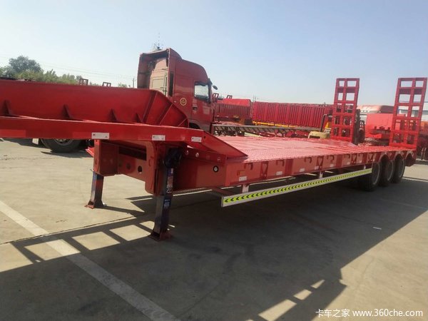 专业定做勾机板，低平板半挂车图片