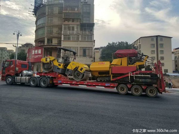 摊铺机压路机运输专用半挂车低平板半挂车图片