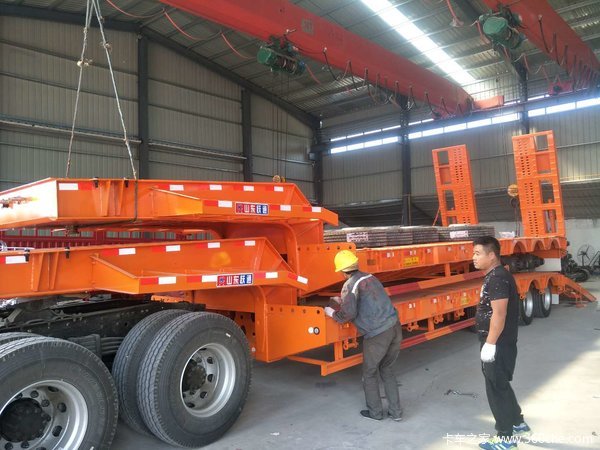 摊铺机压路机运输专用半挂车低平板半挂车图片