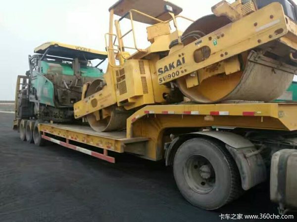 摊铺机压路机运输专用半挂车低平板半挂车图片