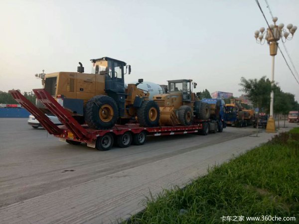 摊铺机压路机运输专用半挂车低平板半挂车图片