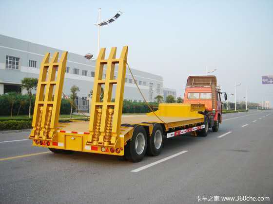 等宽十三米七五低平板。低平板半挂车图片