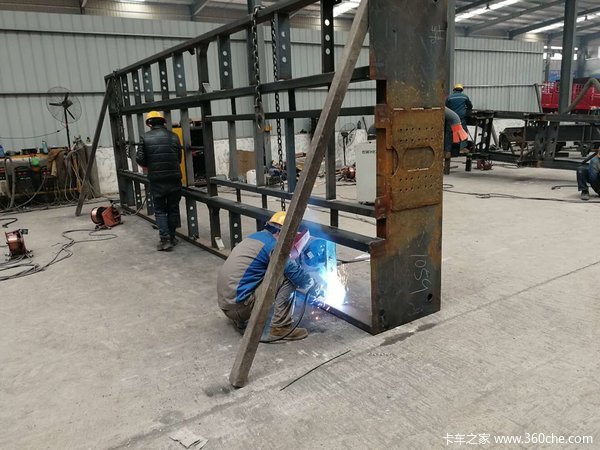 8.5米后翻自卸半挂车山东建宇LUFEI牌自卸半挂车图片