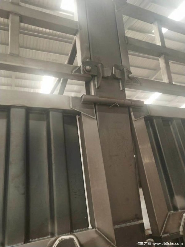 13米标车侧翻自卸半挂车图片