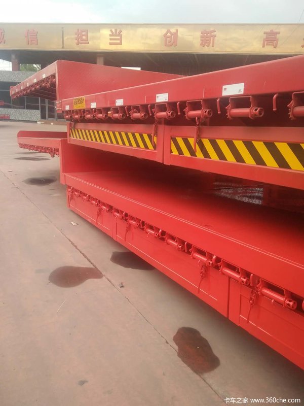 13.75×3米低平板挂车以及苍栏和标箱。低平板半挂车图片