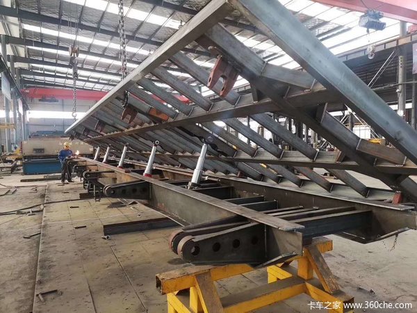 标车侧翻。可加高自卸半挂车图片